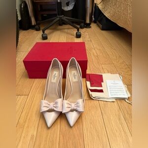 Valentino Women's baby pink Bow Pumps - NEVER WORN